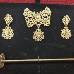 Aderezo latón viejo